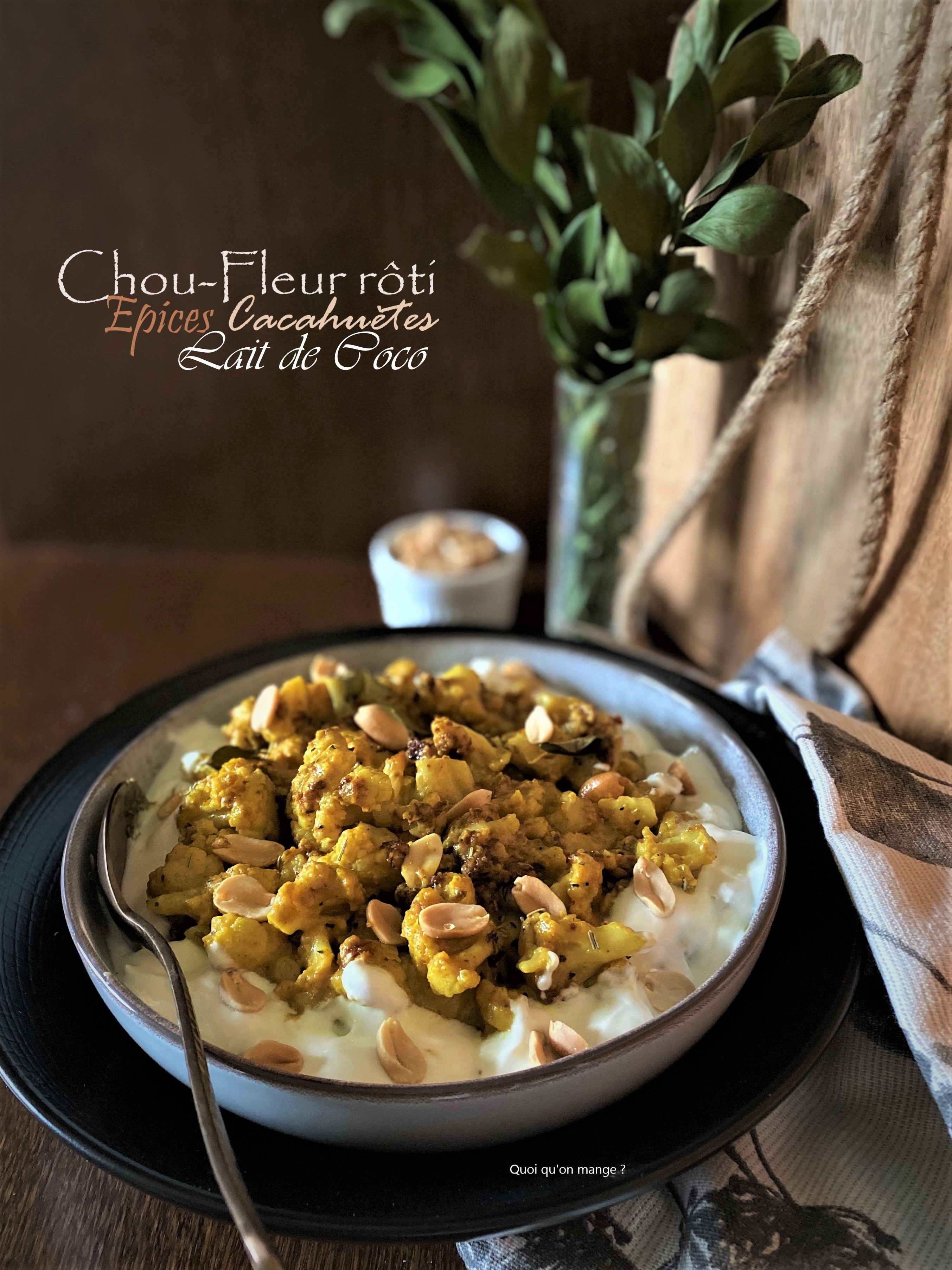Chou-fleur rôti aux épices, lait de coco et cacahuètes
