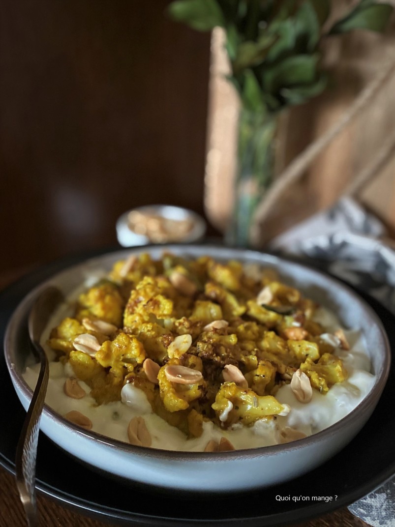 Chou-fleur rôti aux épices, lait de coco et cacahuètes
