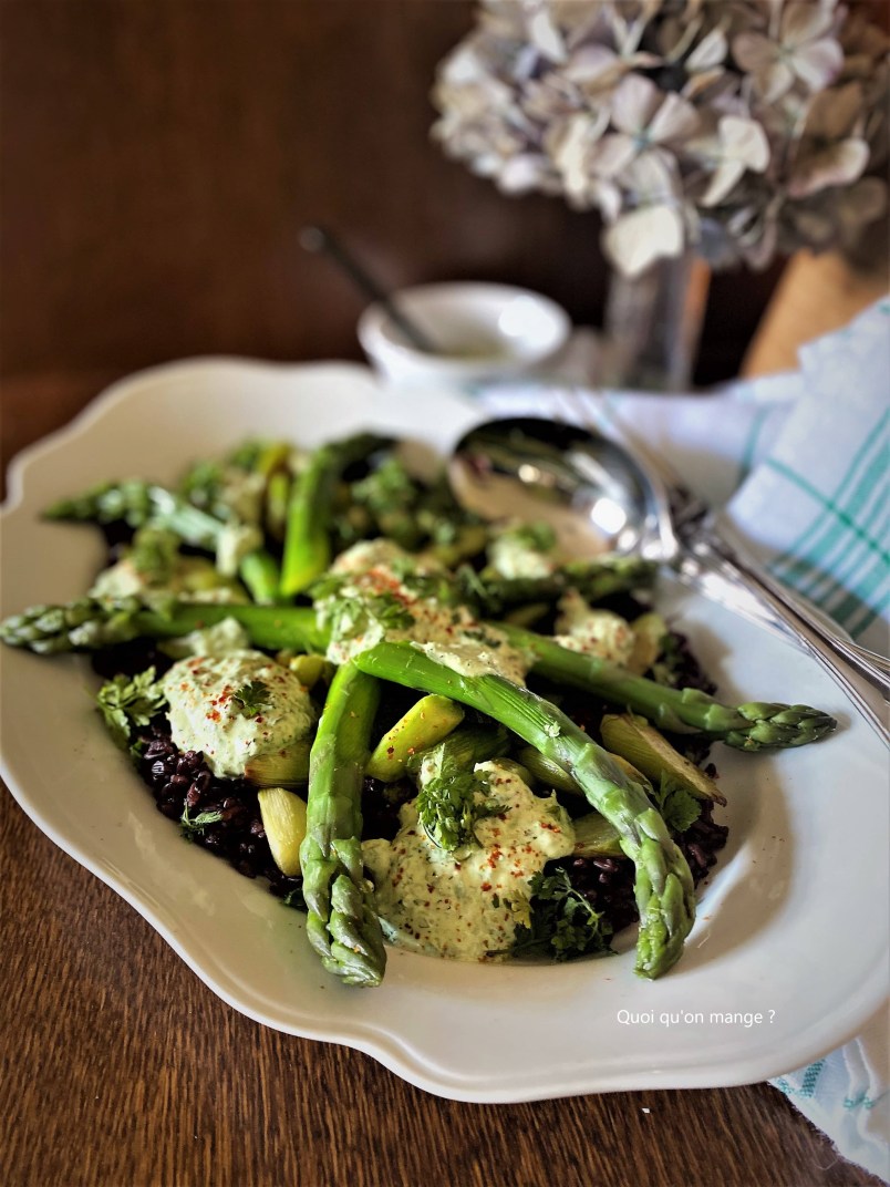 Salade de riz noir, asperges vertes et sauce yaourt aux herbes fraîches