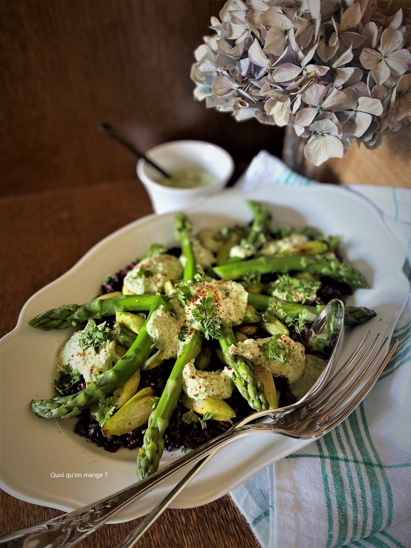 Salade de riz noir, asperges vertes et sauce yaourt aux herbes fraîches
