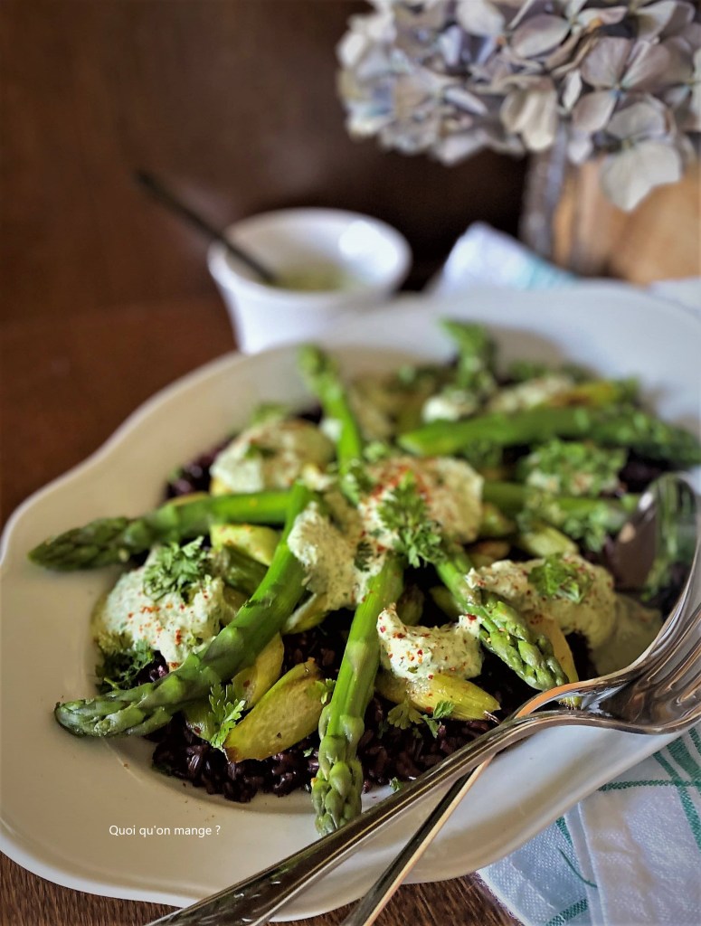 Salade de riz noir, asperges vertes et sauce yaourt aux herbes fraîches