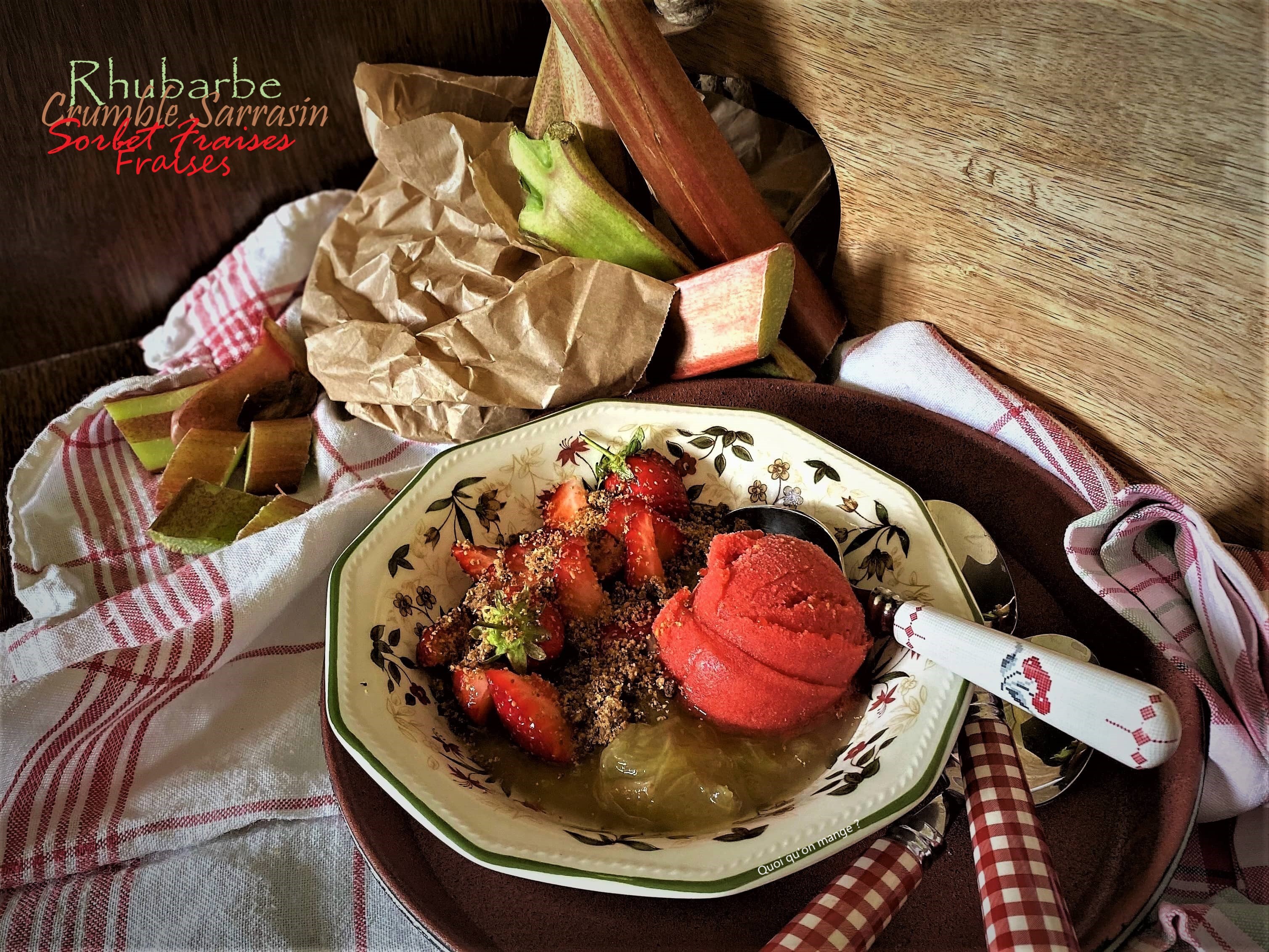 Compotée de rhubarbe – crumble sarrasin – fraises fraîches en 2&nbsp;textures