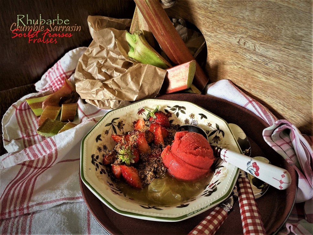 Compotée de rhubarbe – crumble sarrasin – fraises fraîches en 2&nbsp;textures