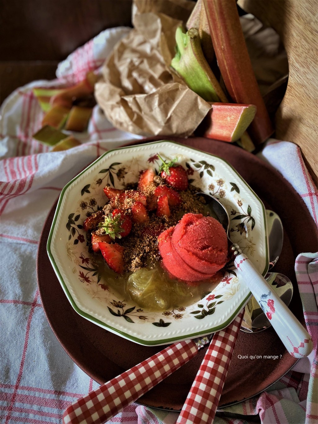 Compotée de rhubarbe, sorbet de sarrasin, fraises et sorbet fraises