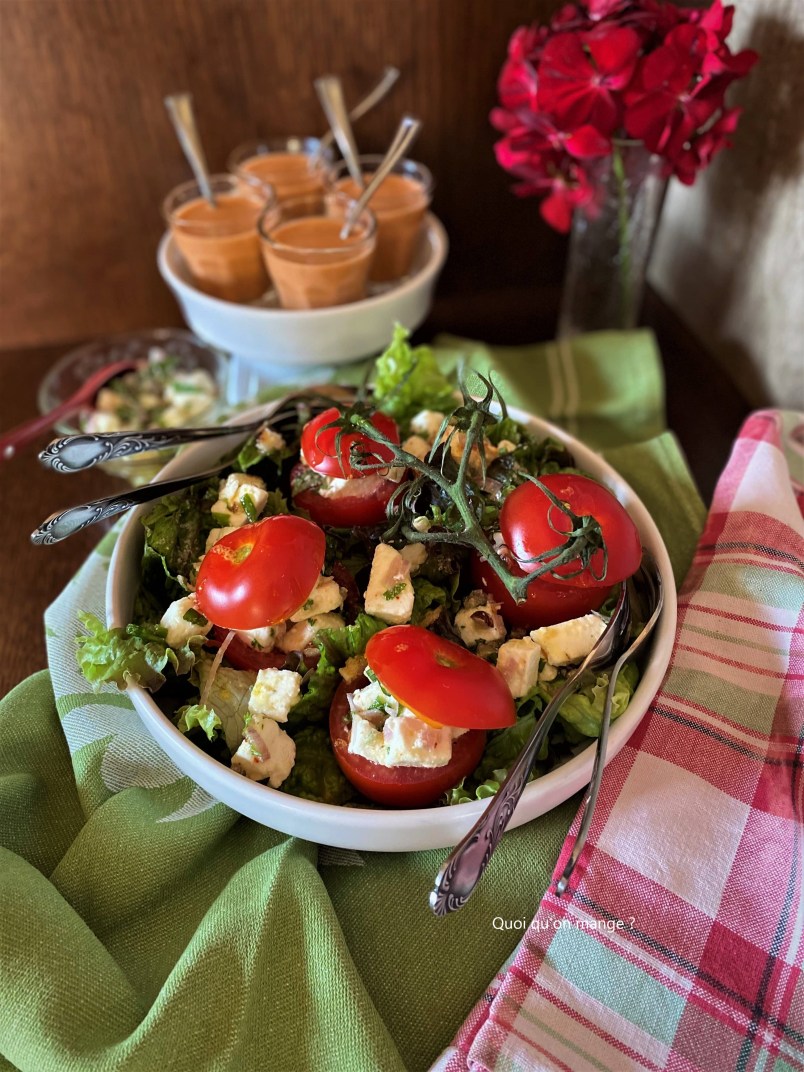 Tomates farcies au fromage de chèvre, gaspacho tomate & fraises