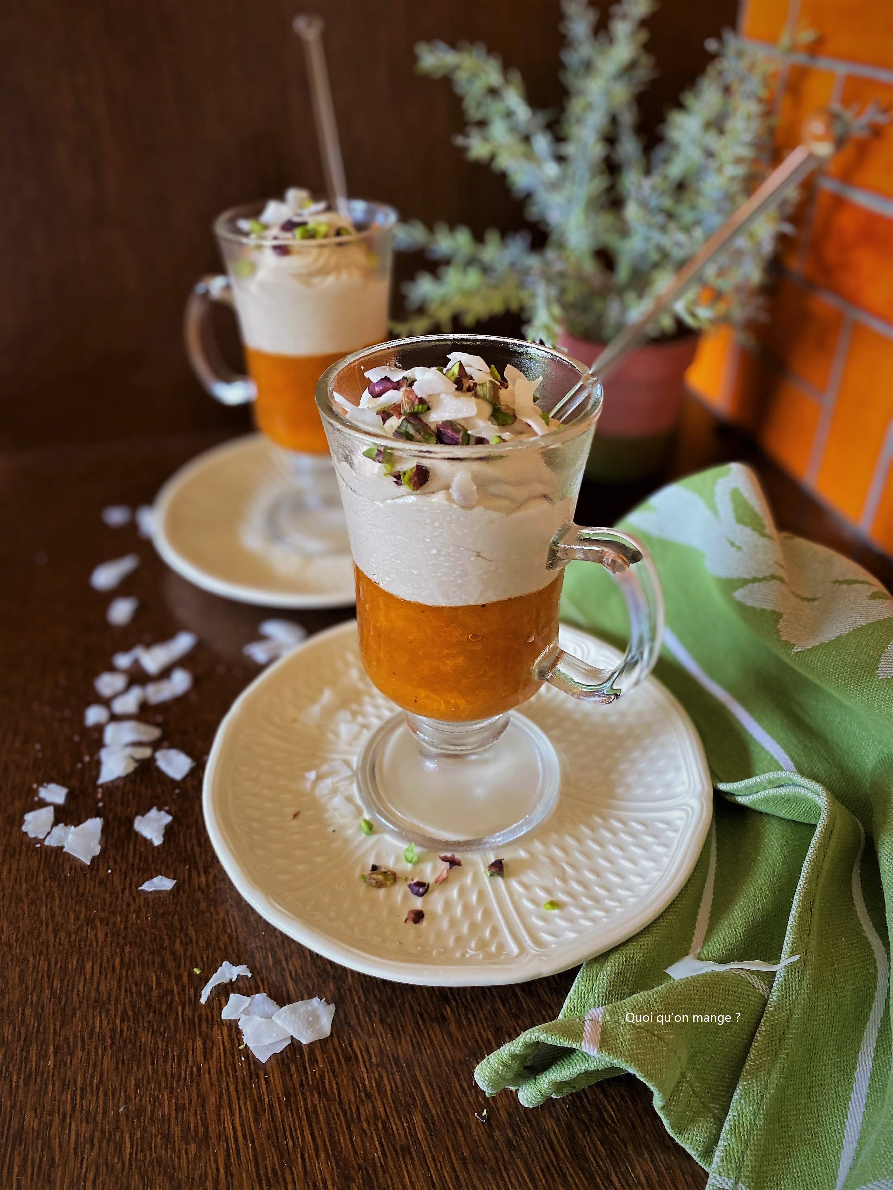 Crème fouettée de coco sur compotée d'abricots