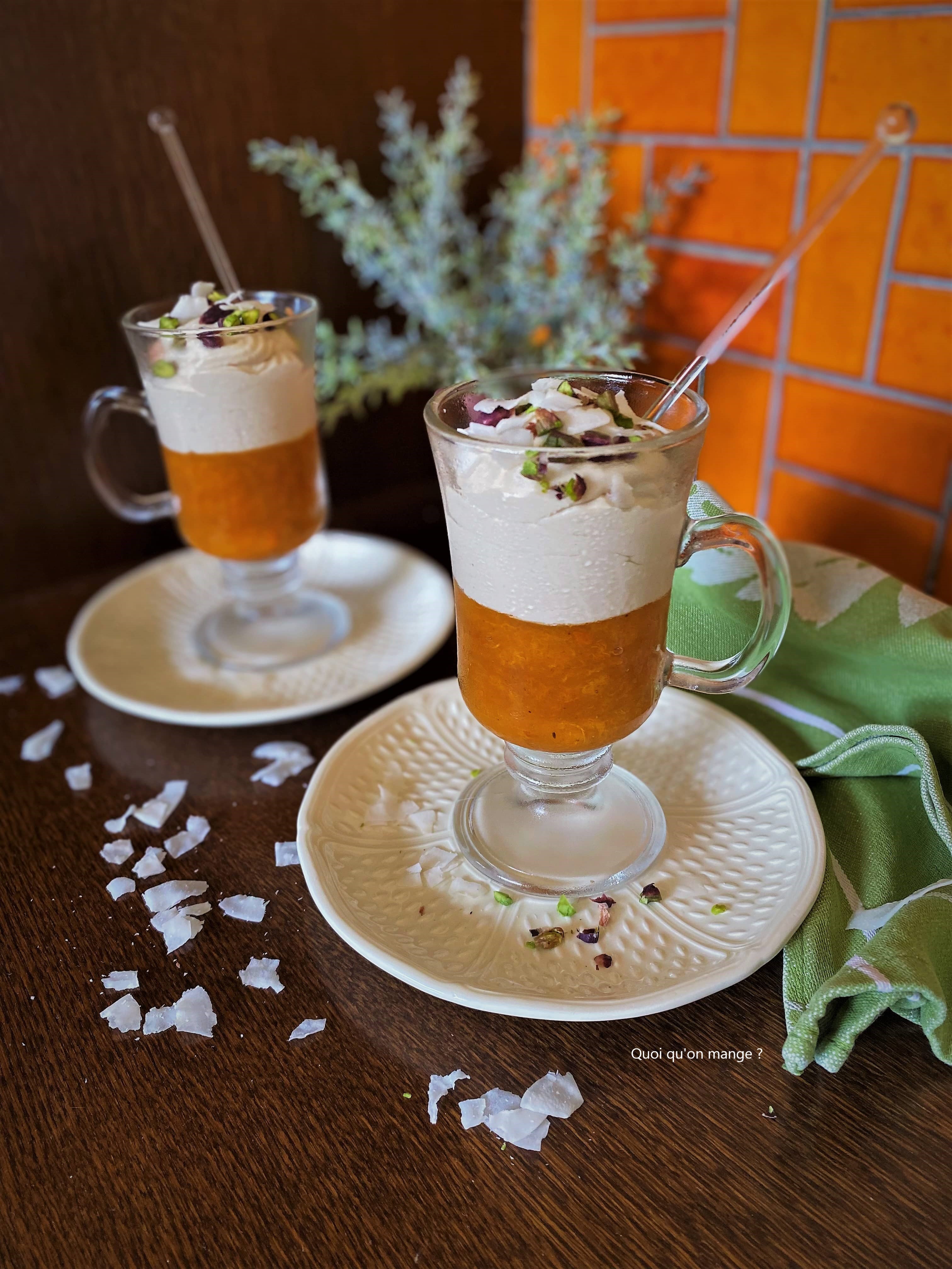 Crème fouettée de coco sur compotée d'abricots