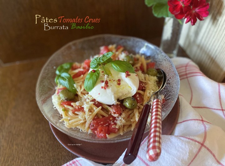Burrata sur pâtes aux tomates crues et&nbsp;basilic
