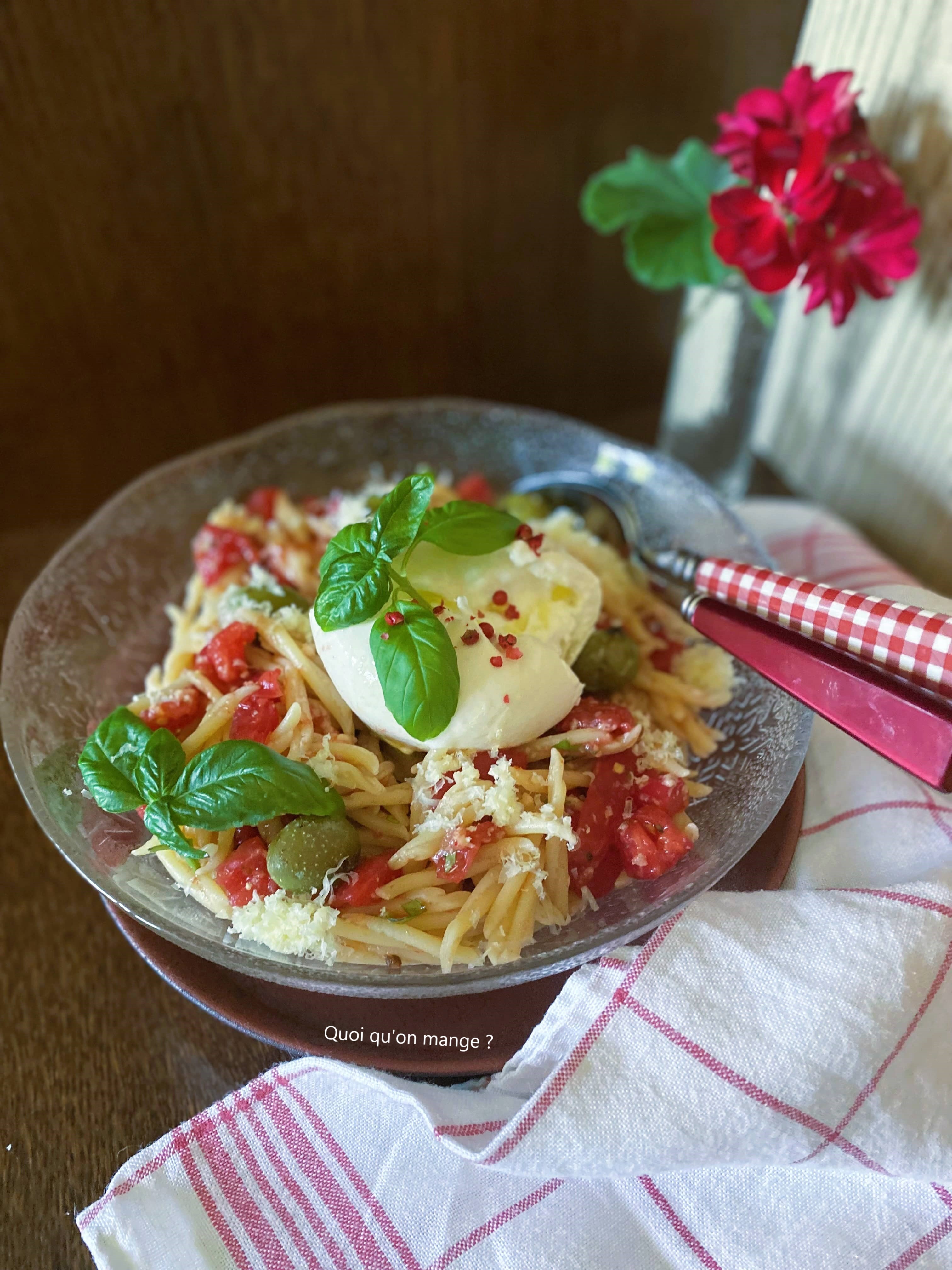 Burrata sur pĂątes aux tomates crues et basilic