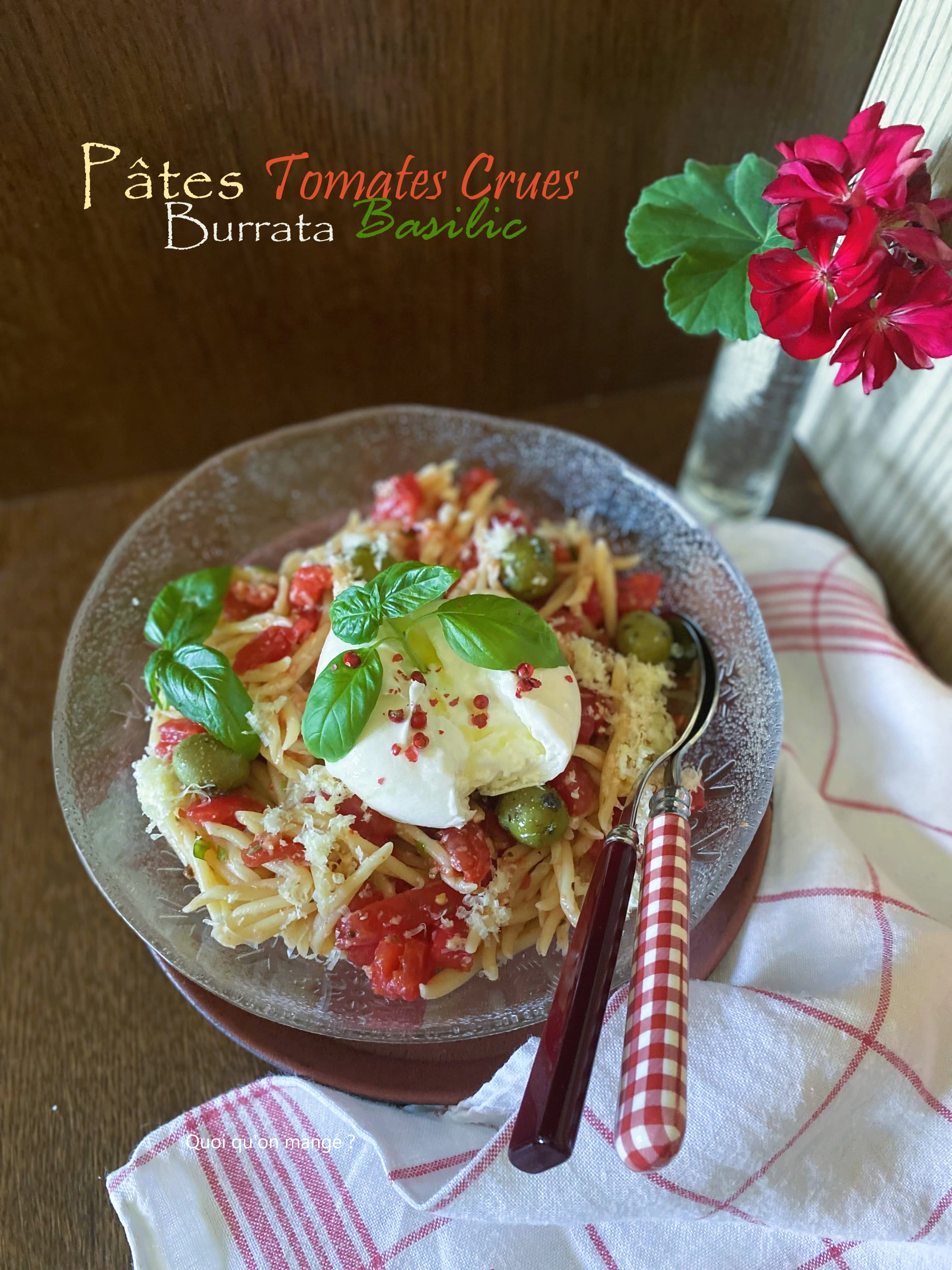 Burrata sur pĂątes aux tomates crues et basilic