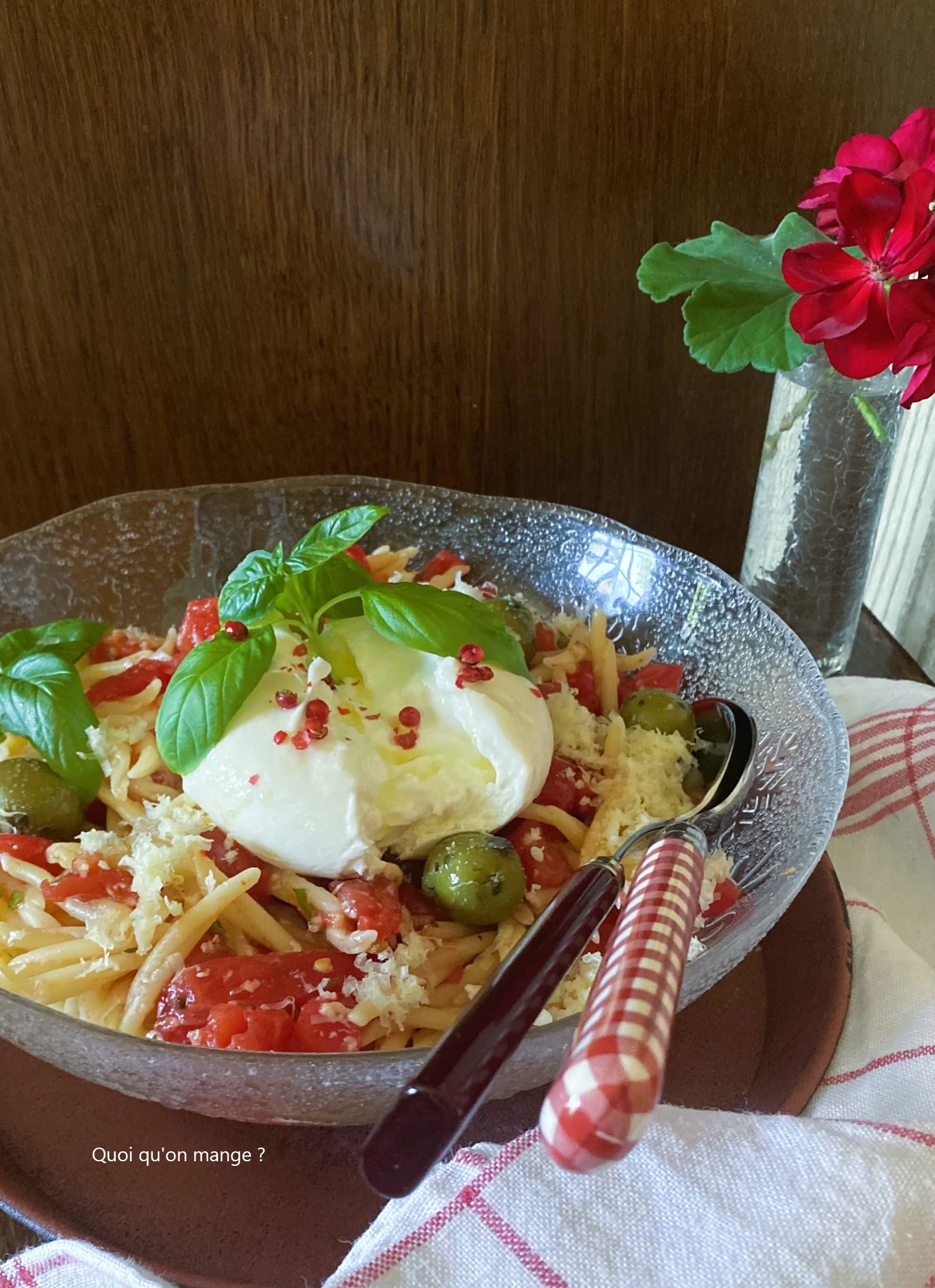 Burrata sur pĂątes aux tomates crues et basilic
