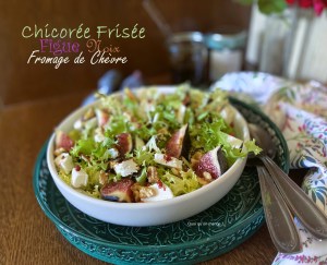 Salade de chicorĂ©e frisĂ©e – figues – fromage de chèvre et noix