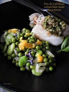 Dos de cabillaud en croûte d'herbes fraîches, fèves & petits pois