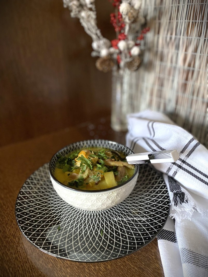 Bouillon de poulet et légumes au lait de coco parfumé au curry