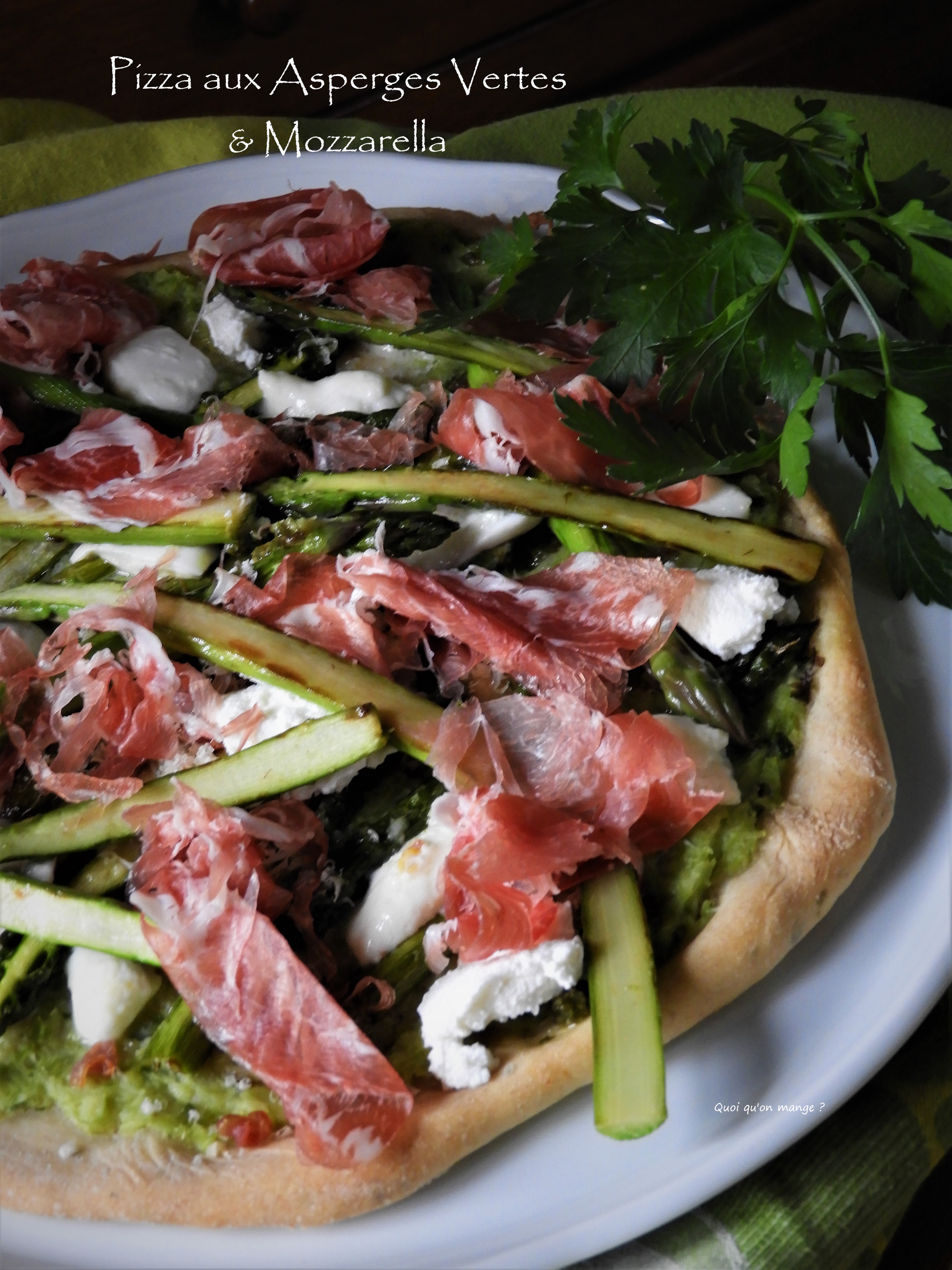 Pizza asperges vertes et mozzarella