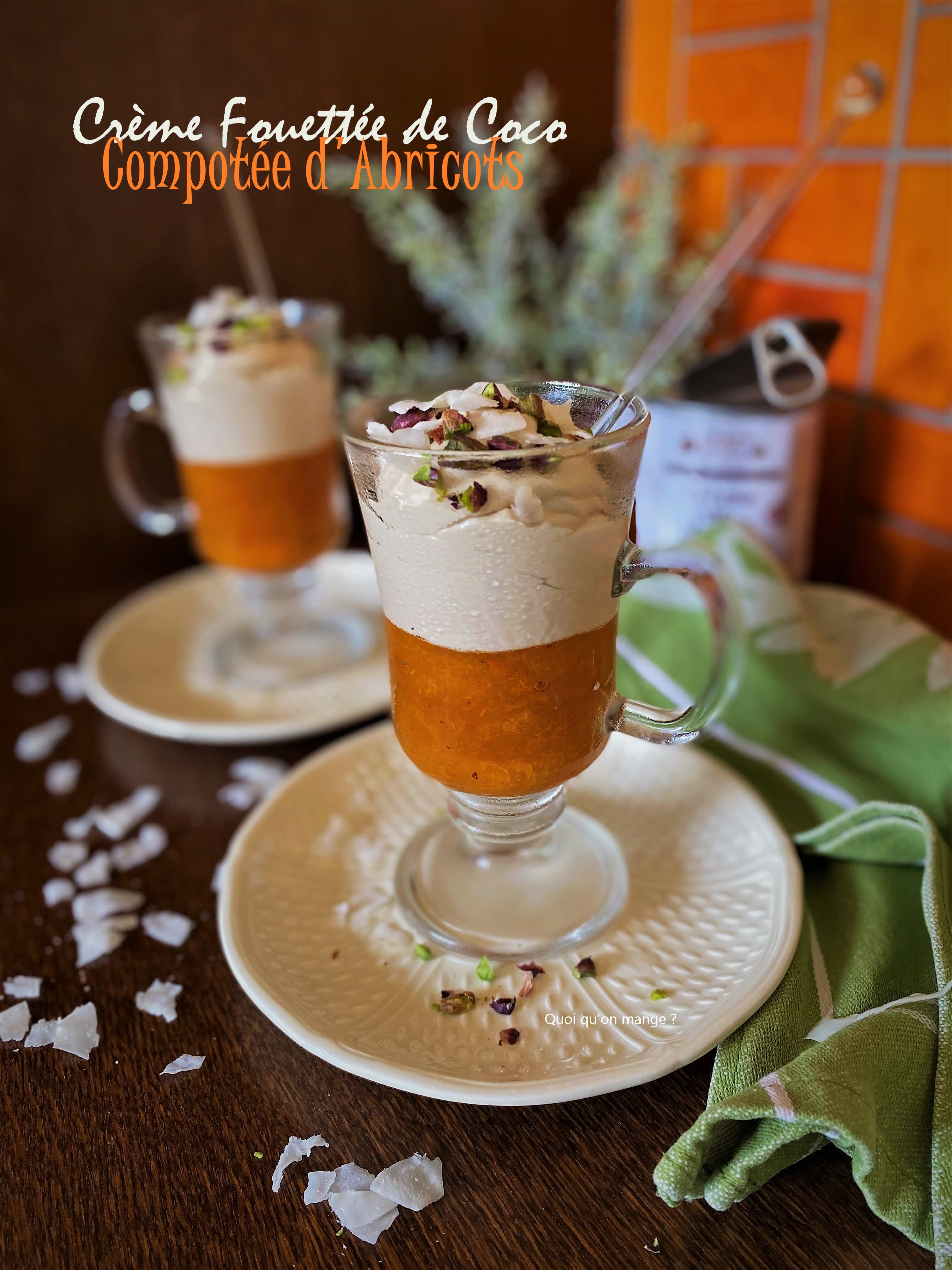 Crème fouettée de coco sur compotée d'abricots