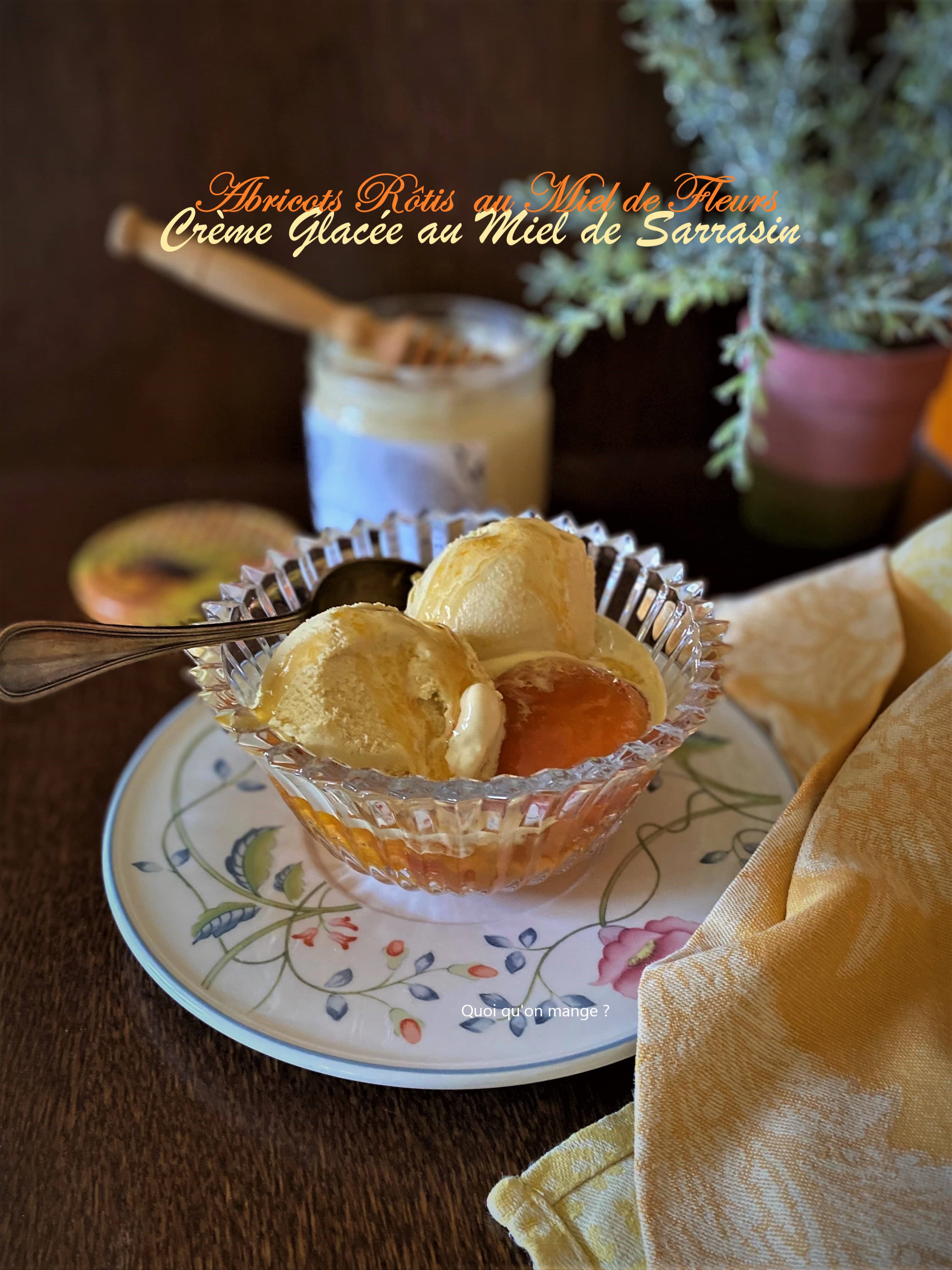Abricots rôtis au miel de fleurs et crème glacée au miel de sarrasin