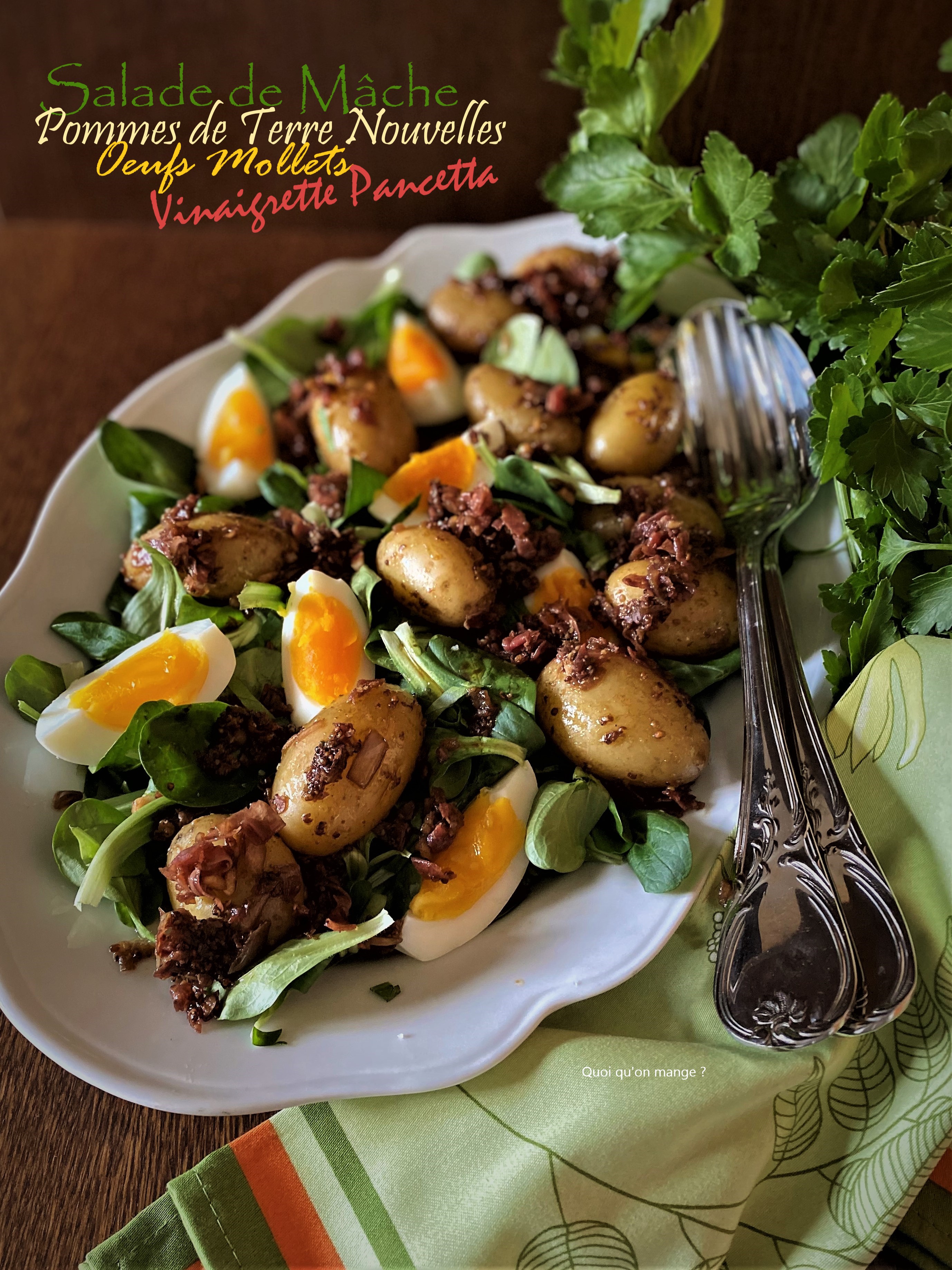 Salade de mâche, pommes de terre nouvelles, œufs mollets et vinaigrette à la pancetta