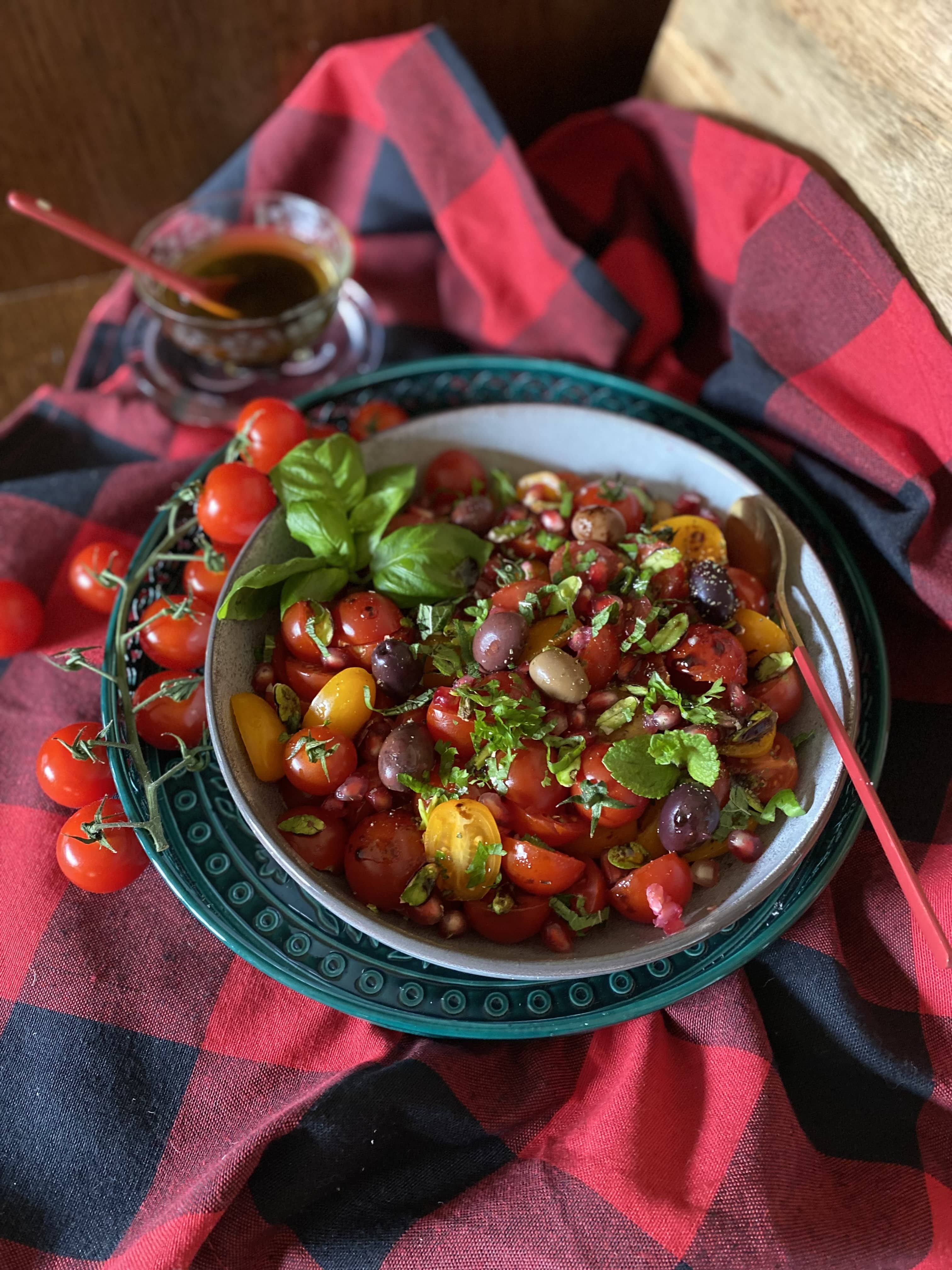 Salade de tomates cerises à la mélasse de grenade, inspiration Sabrina Ghayour