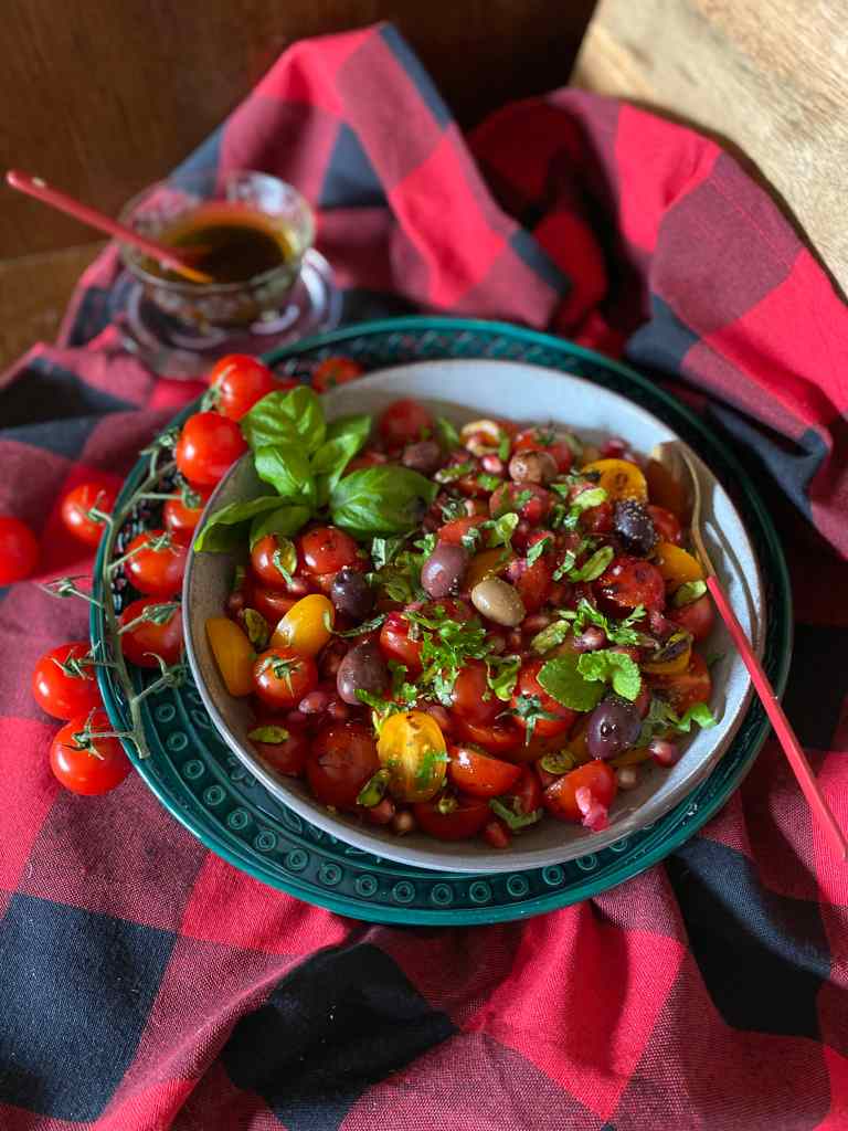 Salade de tomates cerises à la mélasse de grenade, inspiration Sabrina Ghayour