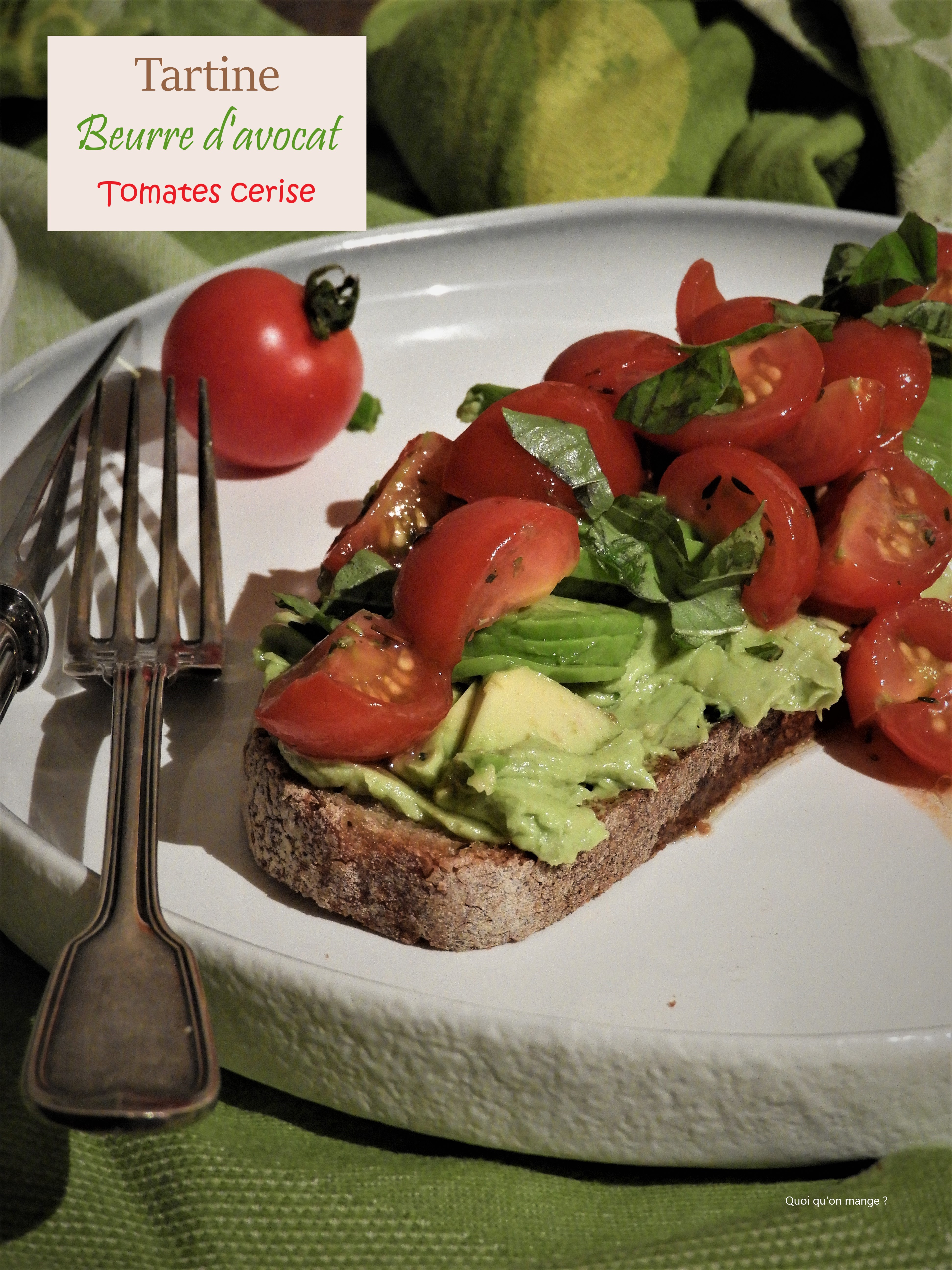 Tartine beurre d'avocat et tomates cerises