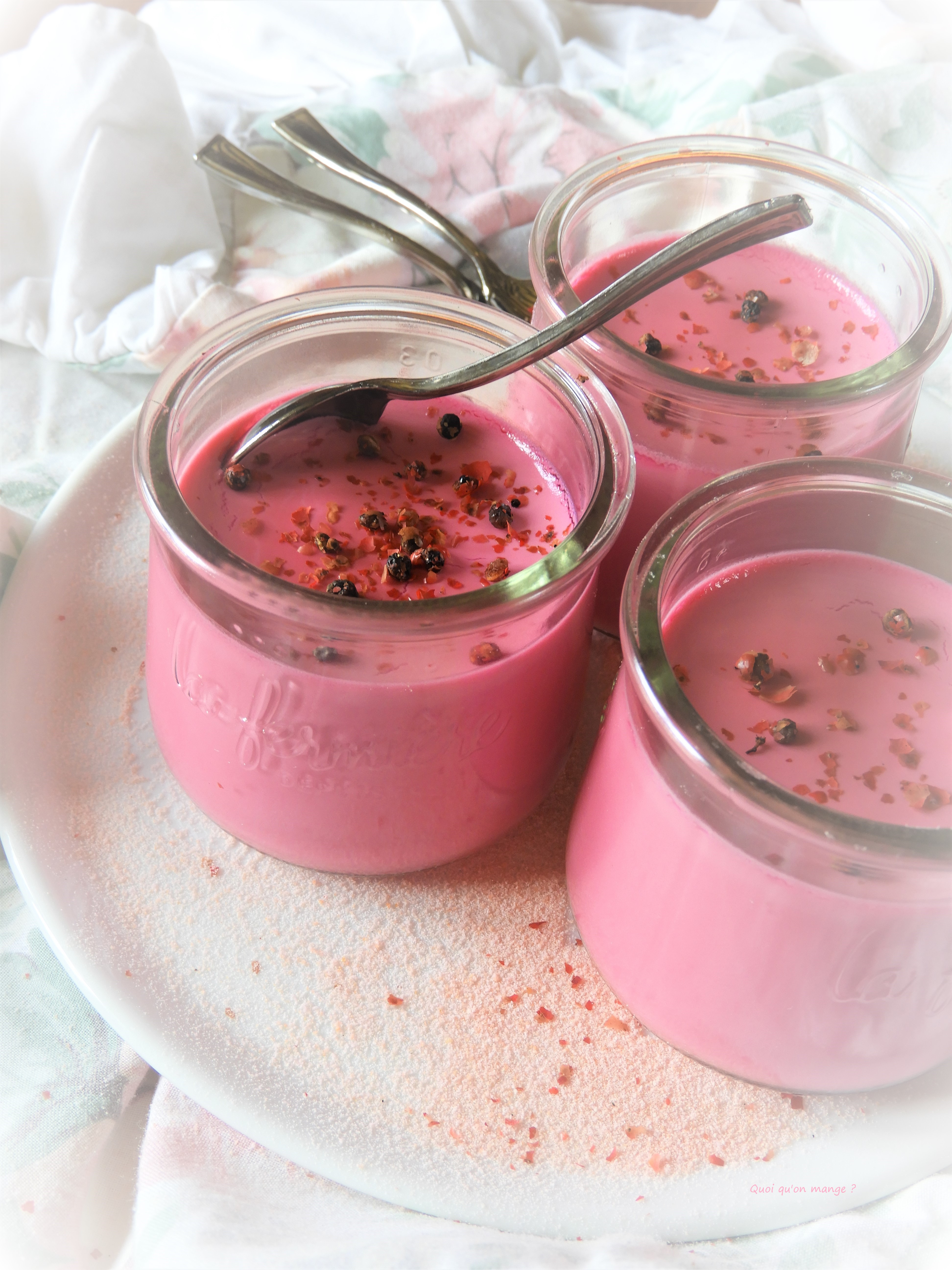 Yaourts à la betterave, poudre de baies roses