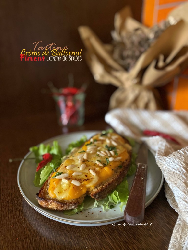 Tartine crĂšme de butternut au piment, tomme de brebis et pignons de pin