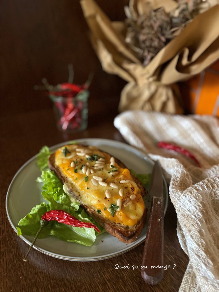 Tartine crème de butternut au piment, tomme de brebis et pignons de pin