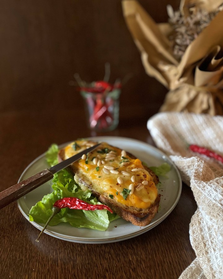 Tartine crĂšme de butternut au piment, tomme de brebis et pignons de pin