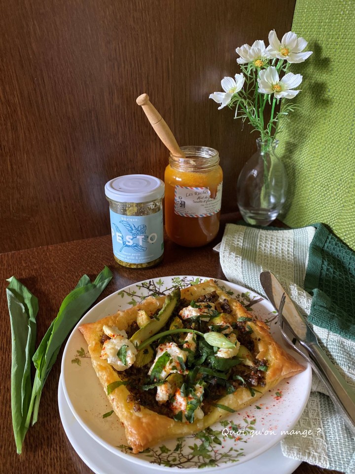 Tartelette à la brousse et ail des ours sur asperges vertes