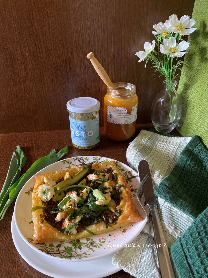 Tartelette à la brousse et ail des ours sur asperges vertes