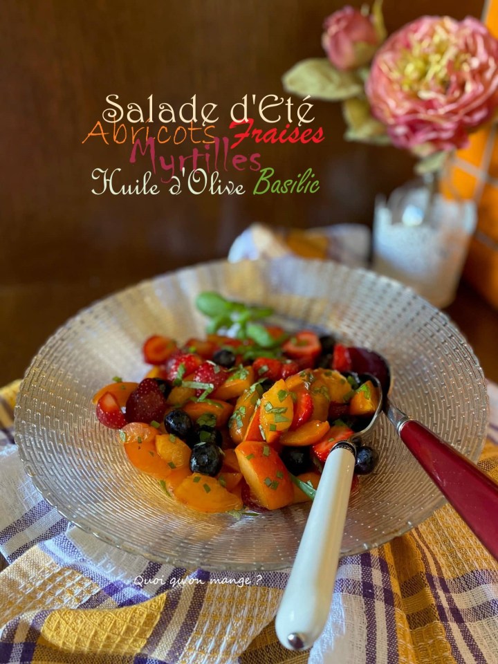Salade d&rsquo;Eté : abricots – fraises – myrtilles à l&rsquo;huile d&rsquo;olive et basilic | un régal&nbsp;rafraichissant