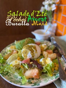 Salade d’EtĂ© aux PĂŞches et Ă l’Avocat avec de la Burrata et du MaĂŻs aussi – Une salade fraĂ®che, colorĂ©e et gourmande