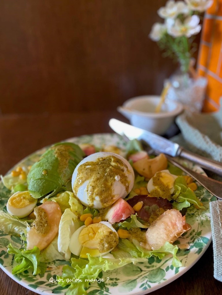 Salade d'Eté aux Pêches et à l'Avocat avec de la Burrata et du Maïs aussi