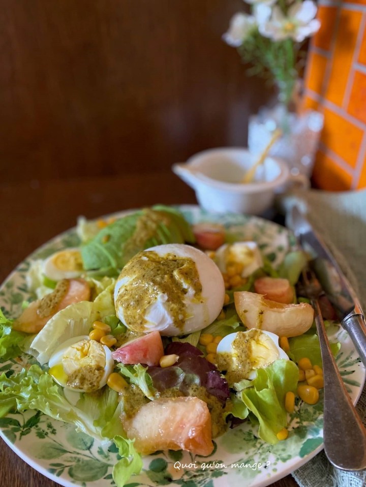 Salade d'Eté aux Pêches et à l'Avocat avec de la Burrata et du Maïs aussi