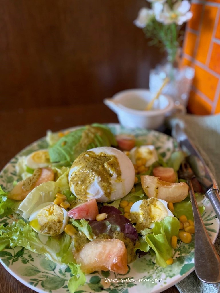 Salade d'EtĂ© aux PĂȘches et Ă l'Avocat avec de la Burrata et du MaĂŻs aussi