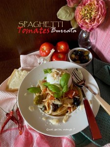 Spaghetti Ă l’Ail RĂ´ti et aux Tomates FraĂ®ches Ă dĂ©guster avec une Burrata