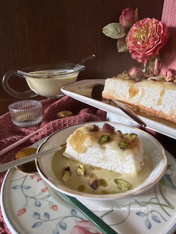 Comme un Gâteau Neige l'Ile Flottante Coulis Pistache