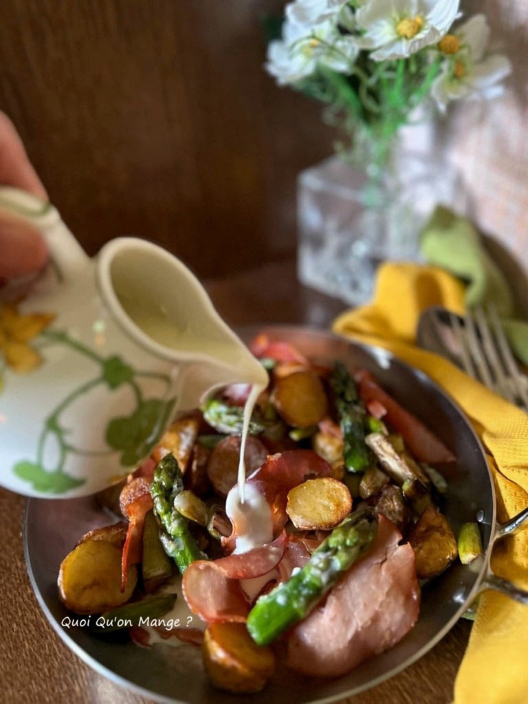 Poêlée de Pommes de Terre - Aspezrges Vertes - Bacon Grillé - Sauce au Camembert