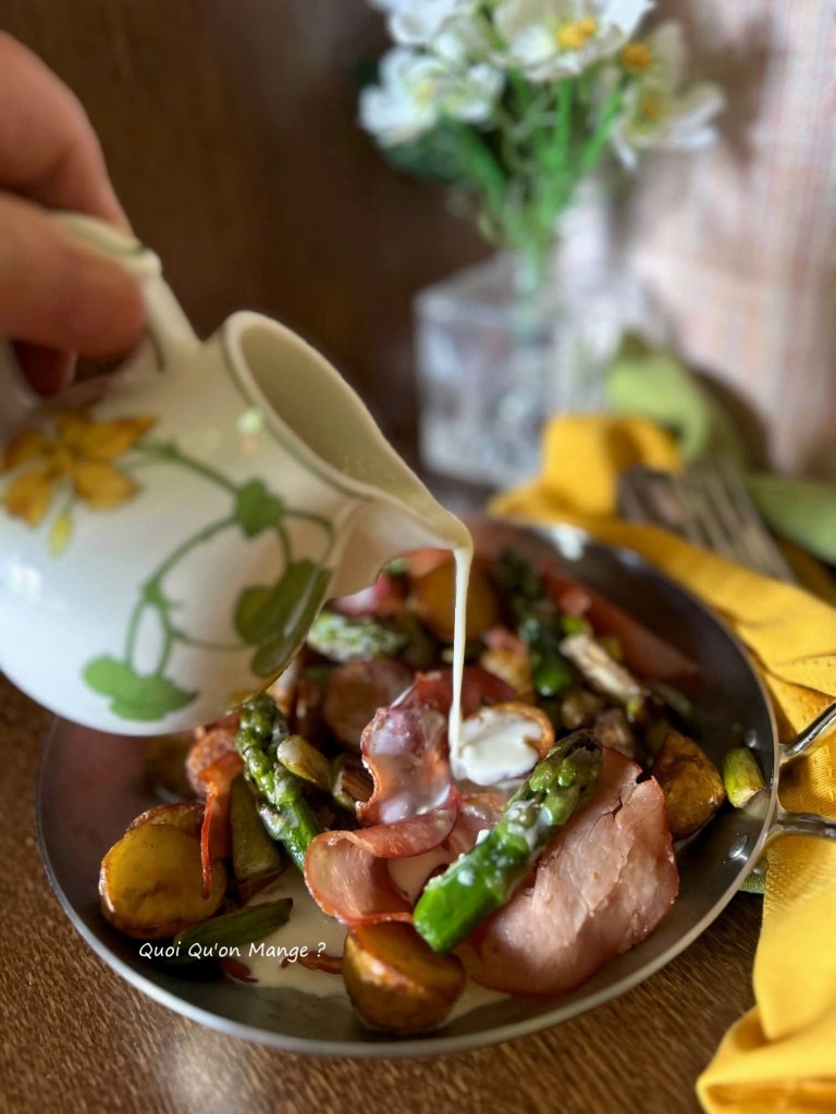 Poêlée de Pommes de Terre - Aspezrges Vertes - Bacon Grillé - Sauce au Camembert