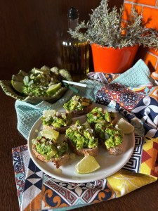 Avocado Toast aux Petits Pois et aux Herbes | recette de Sami Tamimi