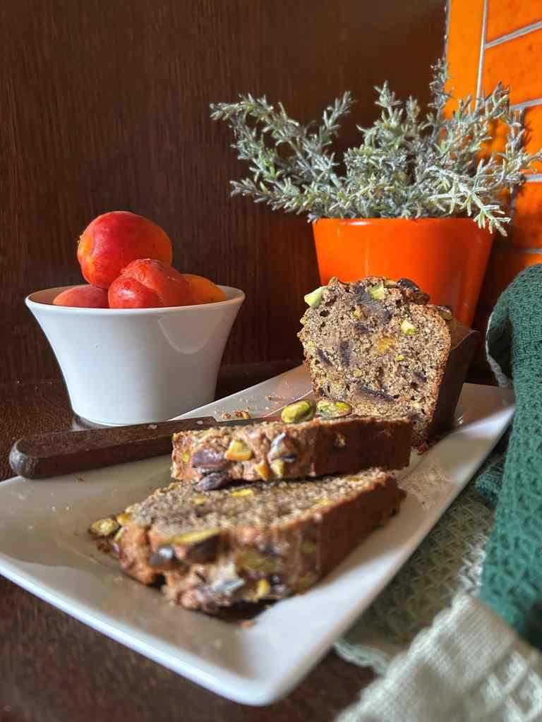 Cake Abricots - Dattes et Pistaches