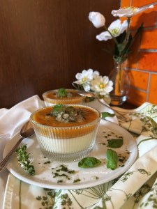 Douceur de l’Ă©tĂ© | Panna Cotta au Basilic – Coulis PĂŞches et Basilic – GranitĂ© de Basilic