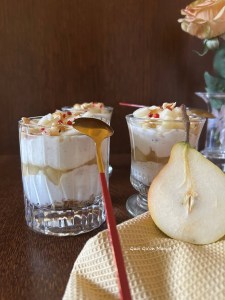 Verrines de Poires rĂ´ties au Miel – Yaourt Grec goĂ»t Pain d’Epices – Noisettes et Baies Roses